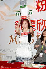 幻灯图：邓丽欣不谈与方力申进展 称目前以事业为重