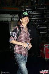 组图：李宗盛桃红衬衫开唱 称林忆莲唱得更好