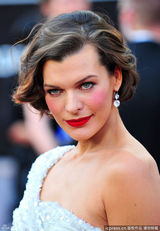 高清组图：奥斯卡红毯米拉-乔沃维奇红唇秀香肩