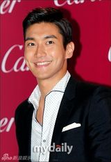 组图：金喜善亮相发型老气 尹恩惠镂空装魁梧