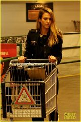 组图：杰西卡阿尔巴现身超市 独自疯狂大采购