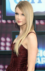 高清组图：美国乡村音乐协会奖红毯 斯威夫特性感