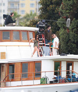 组图：林赛-罗韩豹纹比基尼现身片场