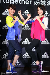 组图：杨丞琳羡慕许玮宁身材 好姐妹共同拍广告