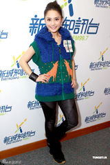 组图：阿娇活泼亮相 送阿SA名牌手袋当生日礼物 