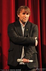 组图：《爱在午夜降临前》首映 伊桑搂朱丽搞怪