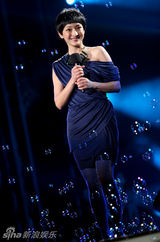 组图：周笔畅韩庚献唱深圳跨年 全场祝福Selina