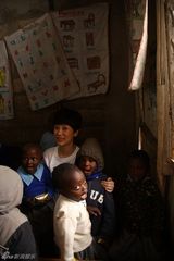 组图：海清非洲慈善之旅 探访贫民窟与儿童互动