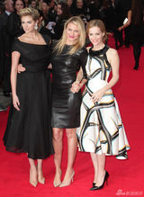 组图：抖奶超模亮相新片首映 傲人G奶挤至下巴