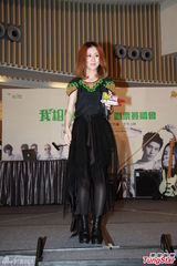 组图：严爵白安办签唱会 闻AV阿信裸照愕然