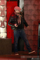 组图：莱昂纳多现身夜店喝高 东倒西歪靠墙站