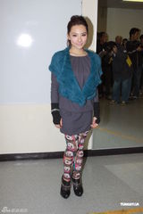 组图：刘璇香港变身主持人 打扮时尚“熊猫”袜出彩