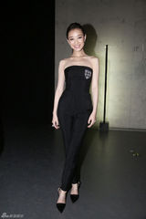 组图：倪妮上海出席时装秀 大送甜美微笑