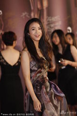 组图：汤唯牡丹裙艳丽争春 入围影后淡定抚秀发