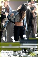 组图：赛琳娜休闲装出街 短上衣露粗壮腰身