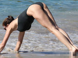 组图：44岁超模史蒂芬妮海滩练俯卧撑 双峰坚挺傲人