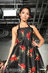 高清组图：蒋怡露美背秀小麦肤色 诠释女性华丽美