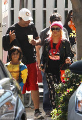 组图：克里斯蒂娜潮装出街 参加儿子万圣节派对