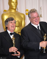 高清组图：奥斯卡后台获奖众星举金人光彩照人