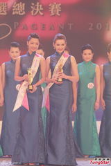 组图：房星彤爆冷摘亚姐后冠 奖杯是生日礼物