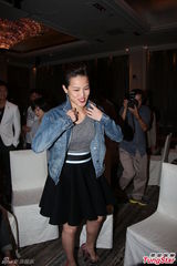 组图：何韵诗透视露内衣 绯闻密友疑捧场个唱