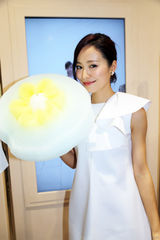 组图：江一燕助阵国际品牌 空运礼服备战金像