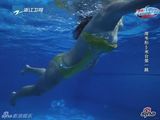 组图：周韦彤跳水疑走光 泳衣脱落现美胸