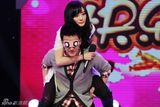 组图：《快乐大本营》冯绍峰杨幂上演搞笑浪漫求婚