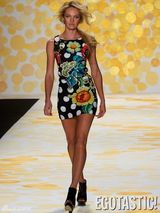 组图：坎蒂丝妖娆走秀身姿婀娜