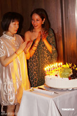 幻灯图：萧亚轩跪拜哭送母亲 珍贵合影曝光