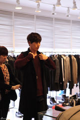 组图：韩星朴海镇上海购物装扮时尚