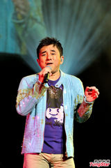 组图：吕方加拿大开唱吸五千歌迷 自嘲不必减肥