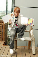 组图：许绍洋日本拍摄写真 优雅亲民如邻家哥哥