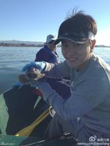 组图：李小璐贾乃亮携女美国度假 奢华房车曝光