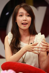 组图：《一座城池》主创做客 房祖名黑超卖萌