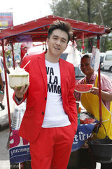 组图：翟天临温暖普吉街拍登杂志封面