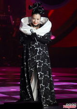组图：汪明荃香港开唱 造型多变火辣优雅