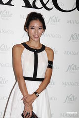 高清组图：名模助阵服装秀 姣好身材展示绚丽华服