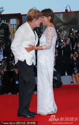 组图：罗伯特雷德福白衣潇洒 希亚-拉博夫黑装帅气