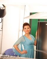 组图：李湘穿浅蓝裙代言 瘦身成功吸金能力增强