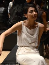 组图：高圆圆秀大片美背狂露肉 疑似真空上阵