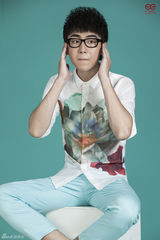 组图：刘心最新宣传照曝光 展清新自然学院风