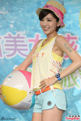 组图：Dream Girls清凉出镜 大秀性感美腿