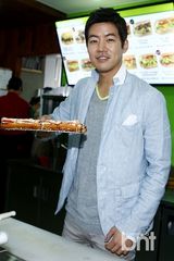 组图：《火之女神》李尚允干练衣装亮相签名会