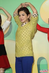 组图：S.H.E出席代言活动 圣诞节互交换礼物