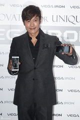 组图：韩星李秉宪身着干练西装出席活动