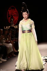 组图：中国女性勇闯T台 李玉刚反串亮眼