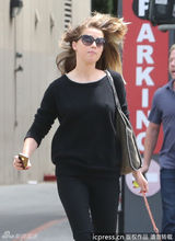 组图：德普双性恋女友街头遛狗 狂发短信疑传情