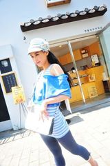 组图：黄圣依韩国街头随拍 淡妆亮相显亲和随性