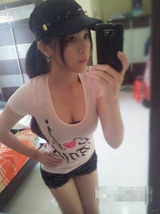 组图：翻版侯佩岑网络走红 网友赞人美胸更美